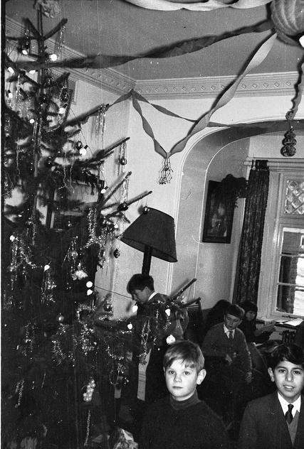 https://lemis.nyc3.digitaloceanspaces.com/grog/Photos/19641224/small/Christmas-tree-3.jpeg