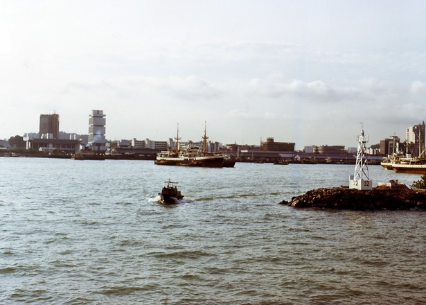 https://lemis.nyc3.digitaloceanspaces.com/grog/Photos/19680920/small/Singapore-Harbour-10.jpeg
