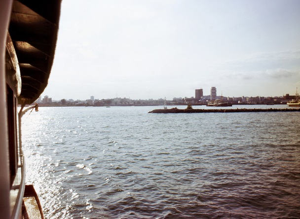 https://lemis.nyc3.digitaloceanspaces.com/grog/Photos/19680920/small/Singapore-Harbour-11.jpeg