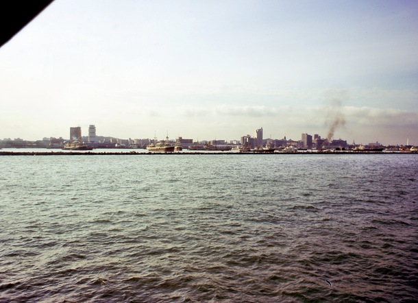 https://lemis.nyc3.digitaloceanspaces.com/grog/Photos/19680920/small/Singapore-Harbour-12.jpeg