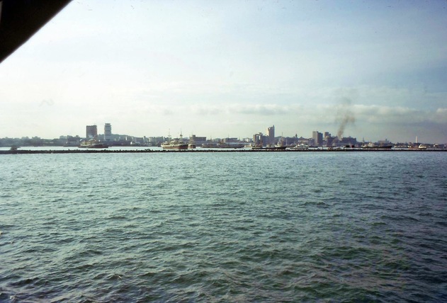 https://lemis.nyc3.digitaloceanspaces.com/grog/Photos/19680920/small/Singapore-Harbour-13.jpeg