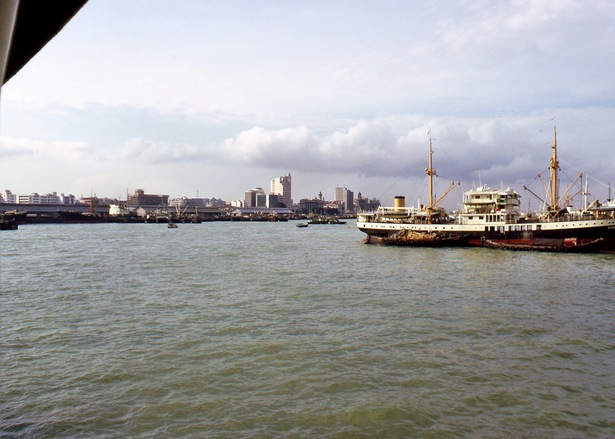 https://lemis.nyc3.digitaloceanspaces.com/grog/Photos/19680920/small/Singapore-Harbour-3.jpeg