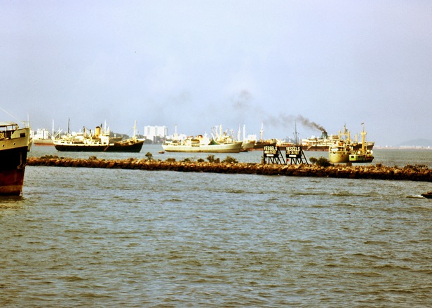 https://lemis.nyc3.digitaloceanspaces.com/grog/Photos/19680920/small/Singapore-Harbour-7.jpeg