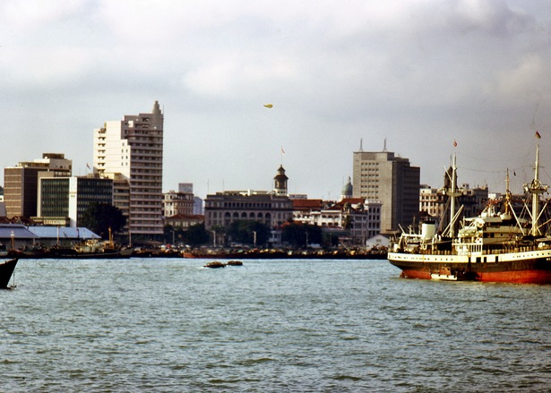 https://lemis.nyc3.digitaloceanspaces.com/grog/Photos/19680920/small/Singapore-Harbour-9.jpeg