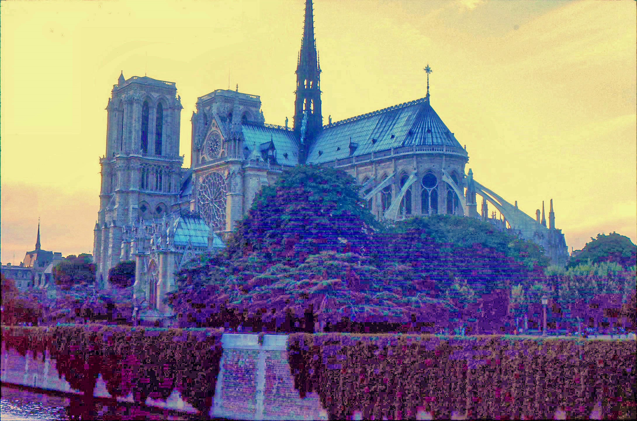 https://lemis.nyc3.digitaloceanspaces.com/grog/Photos/19740801/big/Notre-Dame-2.jpeg