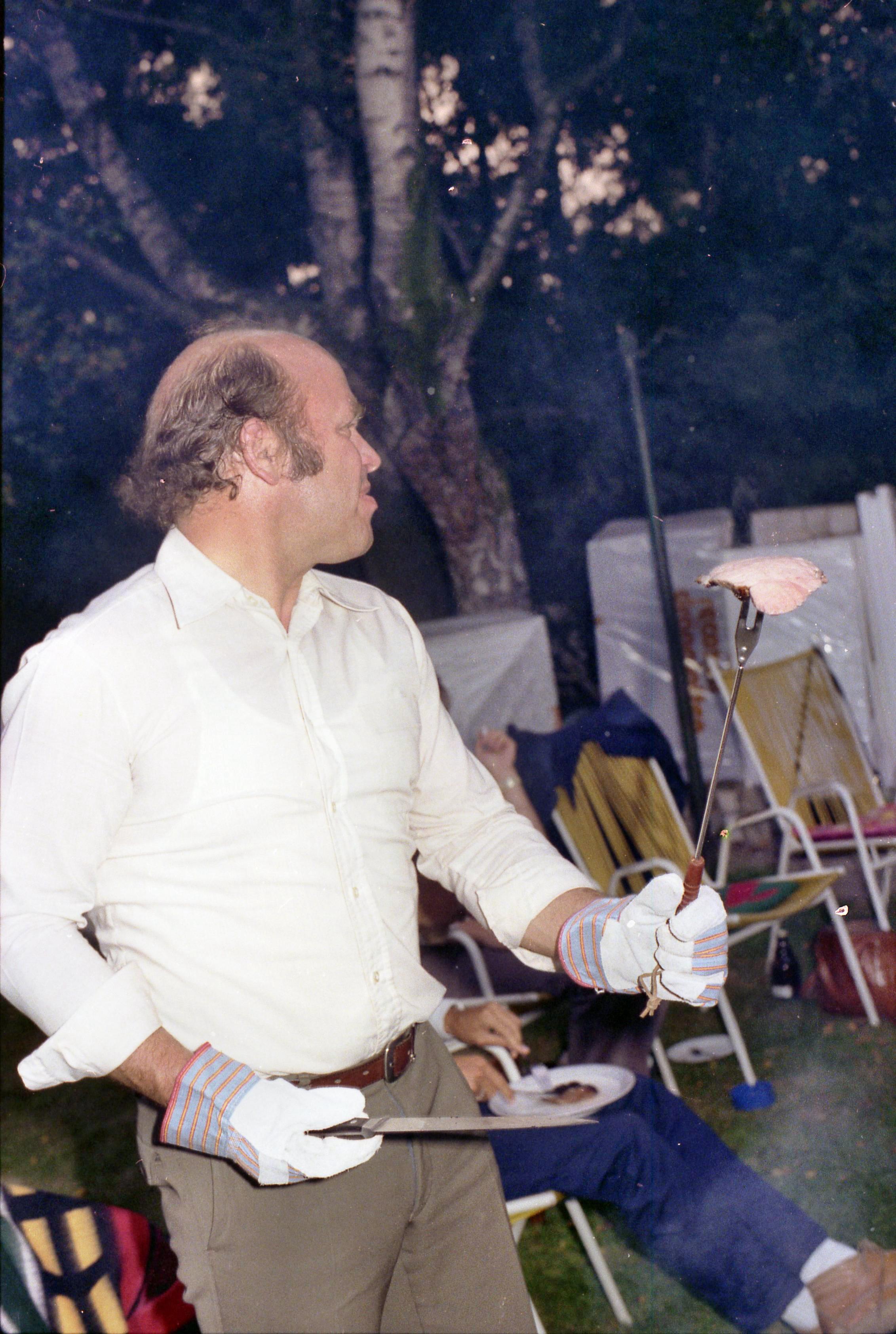 https://lemis.nyc3.digitaloceanspaces.com/grog/Photos/19810815/big/barbecue-1.jpeg