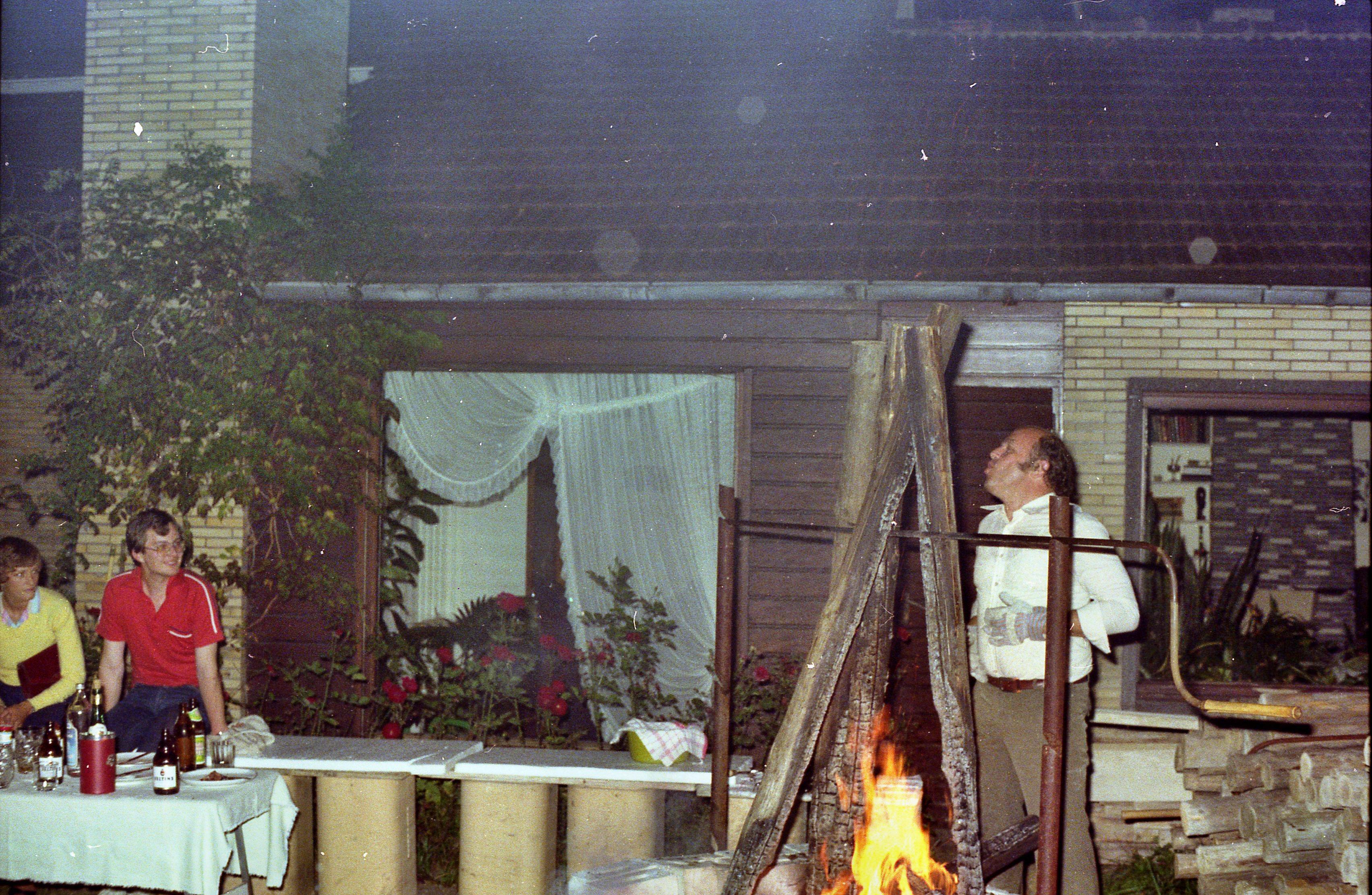 https://lemis.nyc3.digitaloceanspaces.com/grog/Photos/19810815/big/barbecue-11.jpeg