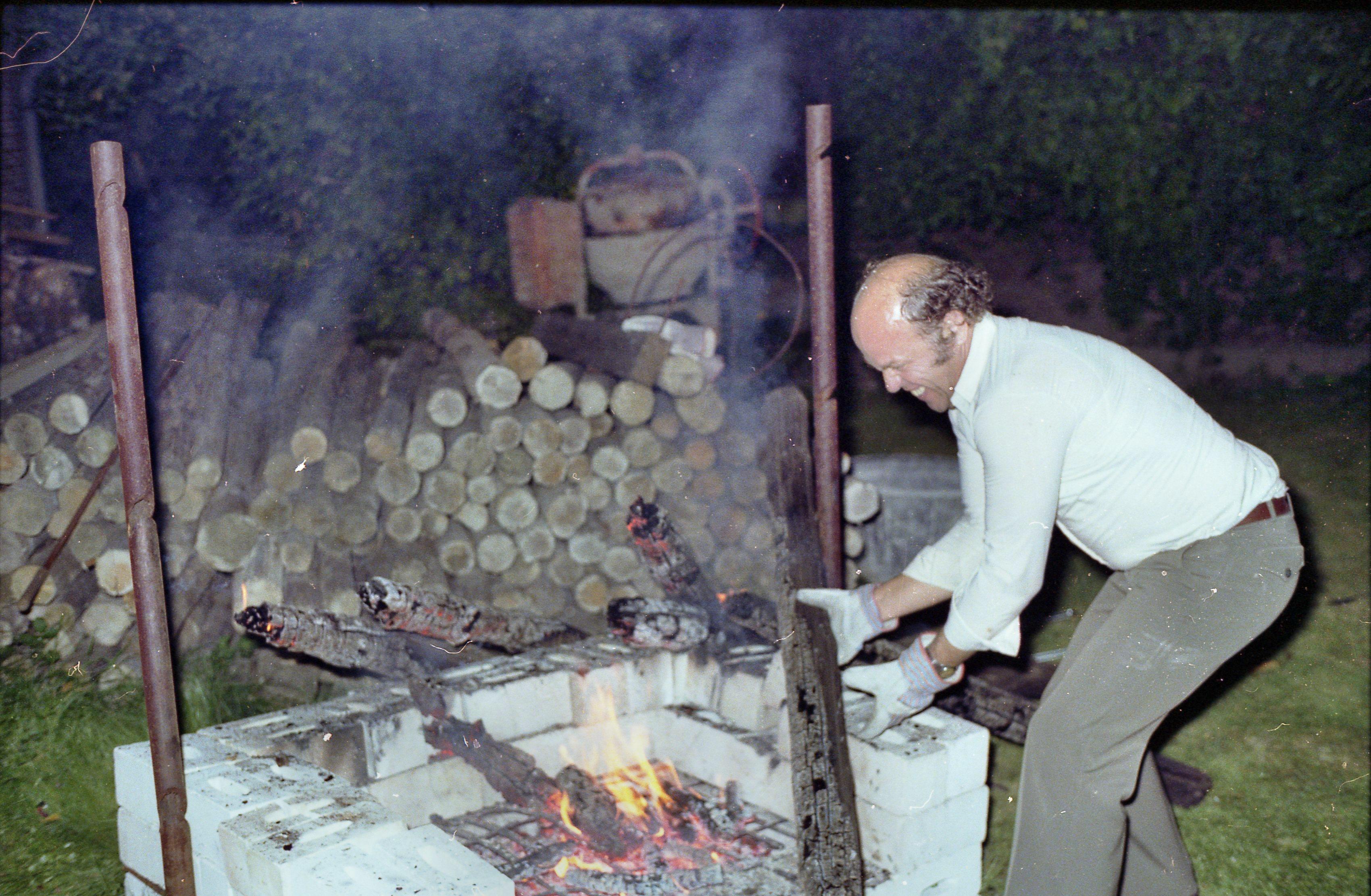 https://lemis.nyc3.digitaloceanspaces.com/grog/Photos/19810815/big/barbecue-14.jpeg
