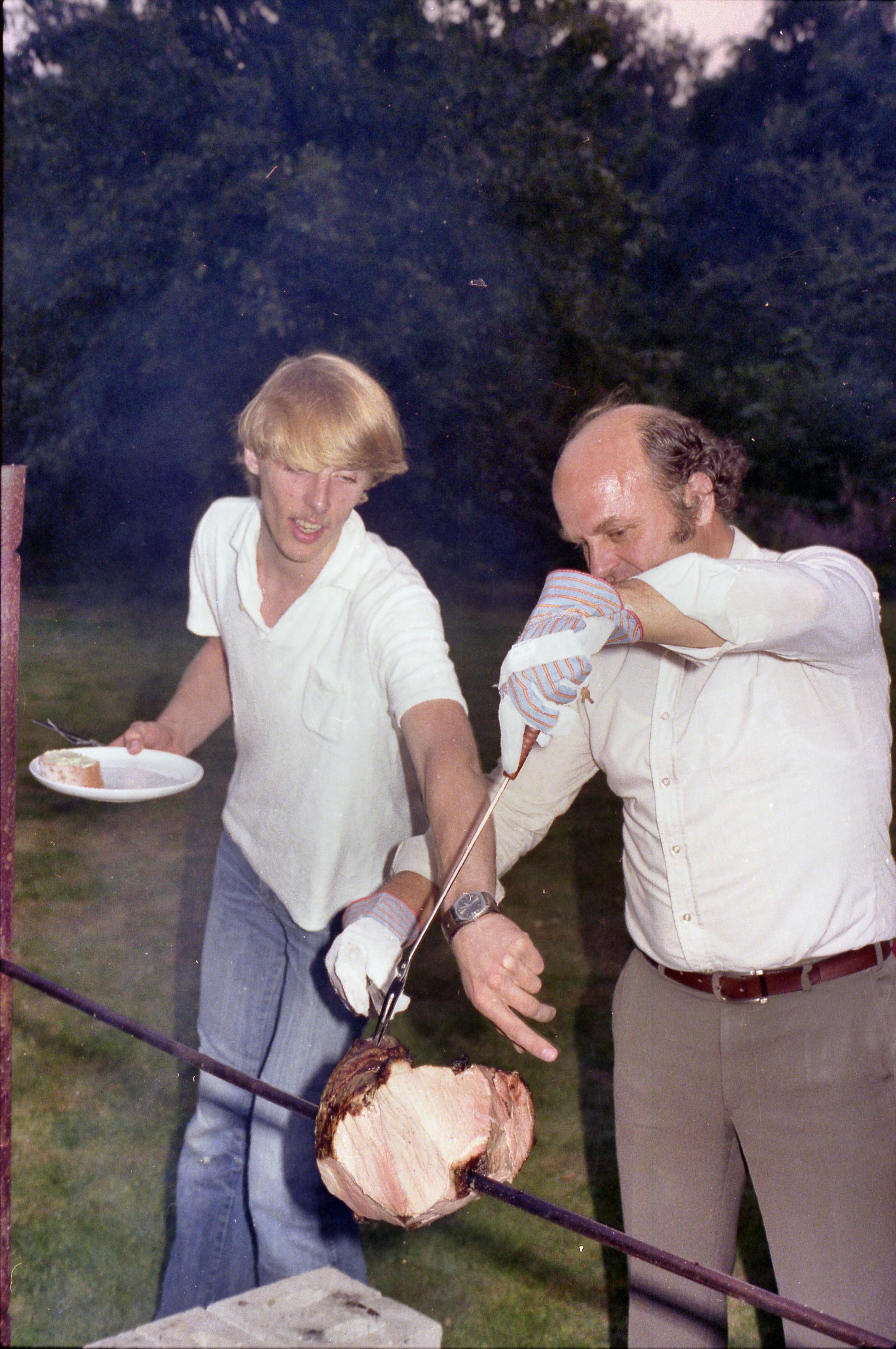 https://lemis.nyc3.digitaloceanspaces.com/grog/Photos/19810815/big/barbecue-2.jpeg
