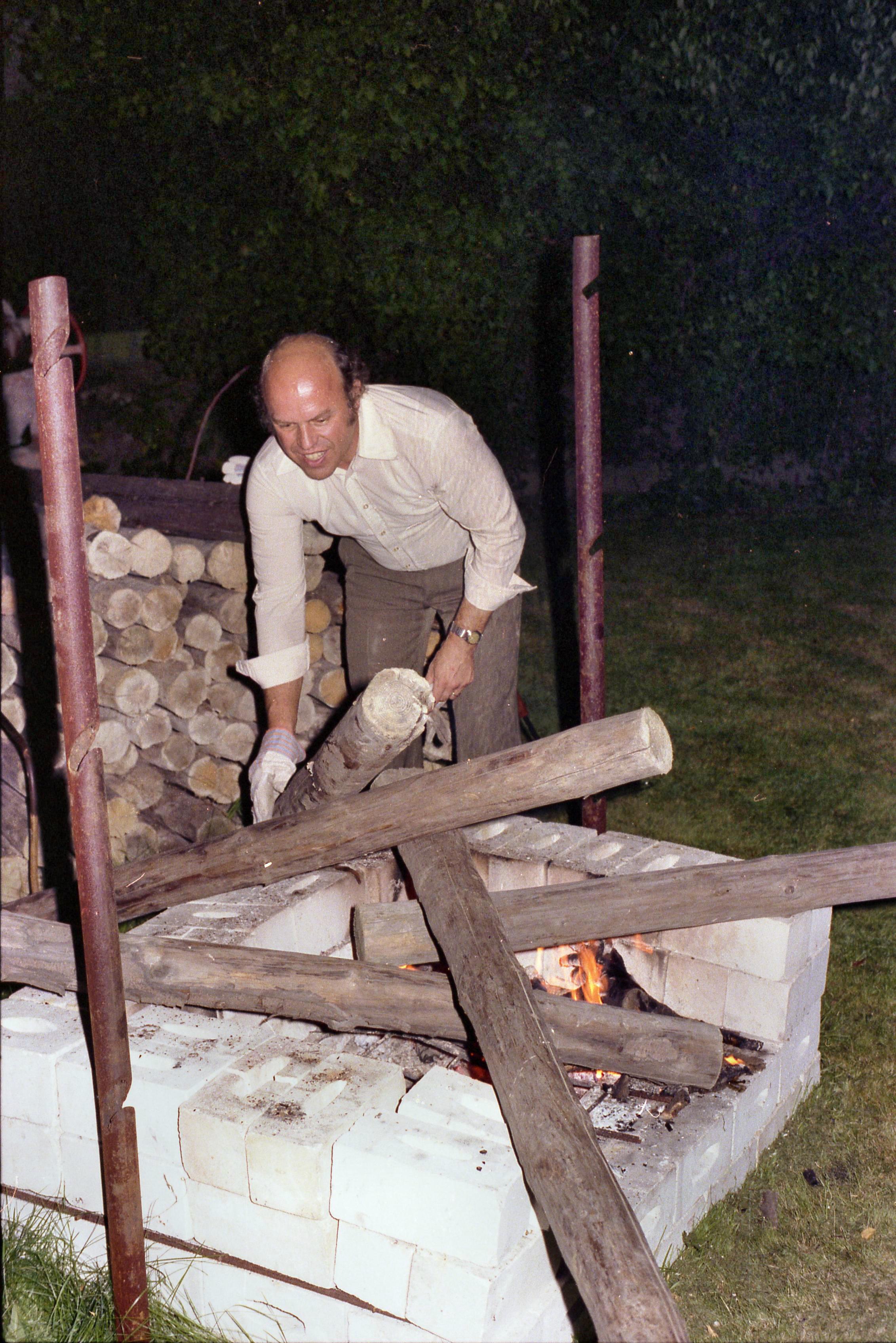https://lemis.nyc3.digitaloceanspaces.com/grog/Photos/19810815/big/barbecue-7.jpeg