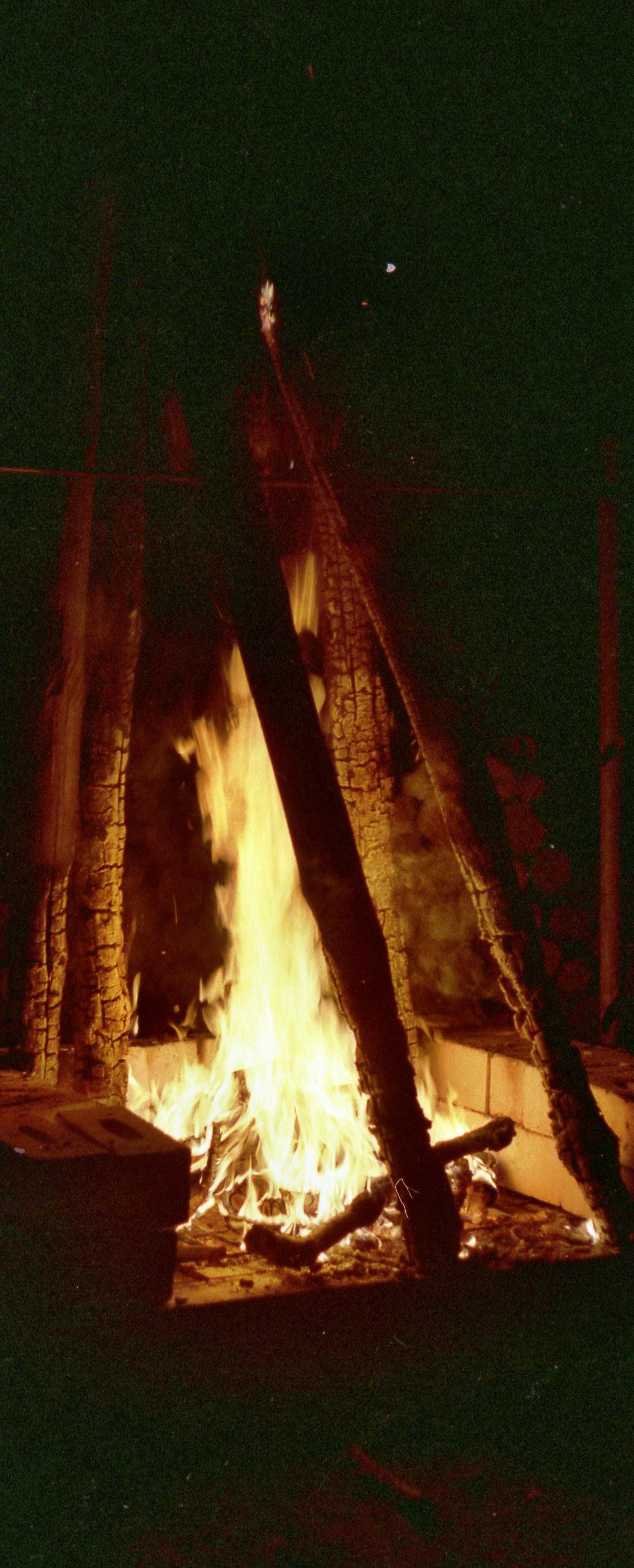 https://lemis.nyc3.digitaloceanspaces.com/grog/Photos/19810815/big/barbecue-8.jpeg
