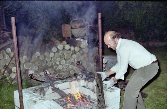 https://lemis.nyc3.digitaloceanspaces.com/grog/Photos/19810815/small/barbecue-14.jpeg