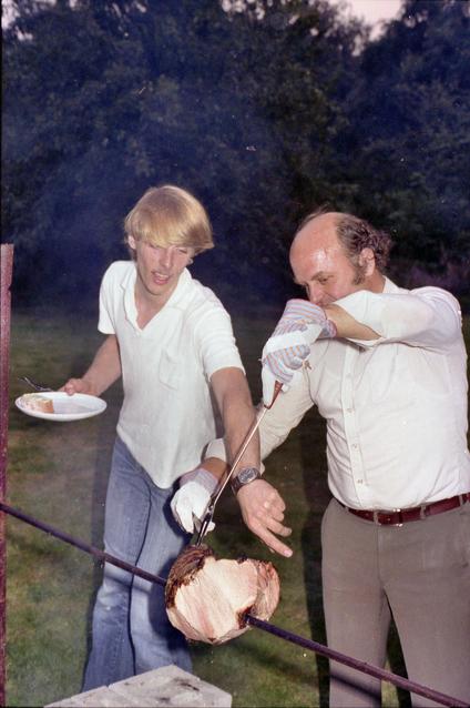 https://lemis.nyc3.digitaloceanspaces.com/grog/Photos/19810815/small/barbecue-2.jpeg