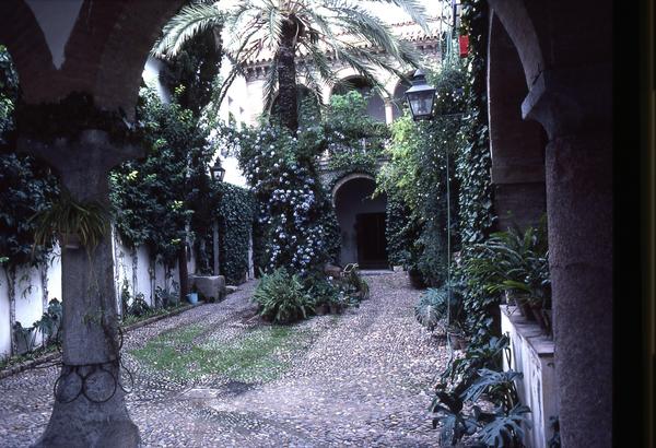 https://lemis.nyc3.digitaloceanspaces.com/grog/Photos/19820920/small/courtyard-1.jpeg
