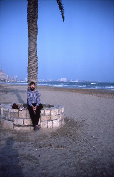 https://lemis.nyc3.digitaloceanspaces.com/grog/Photos/19820920/small/greg-1.jpeg