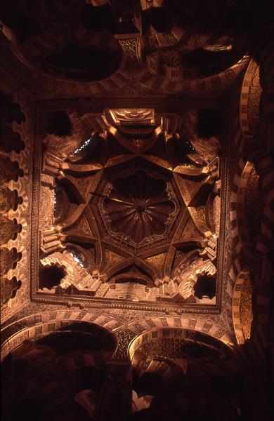 https://lemis.nyc3.digitaloceanspaces.com/grog/Photos/19820920/small/mezquita-3.jpeg