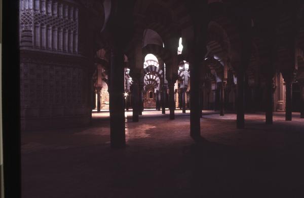 https://lemis.nyc3.digitaloceanspaces.com/grog/Photos/19820920/small/mezquita-4.jpeg