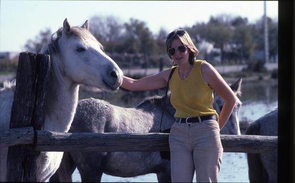 https://lemis.nyc3.digitaloceanspaces.com/grog/Photos/19820920/small/yvonne-and-horses.jpeg