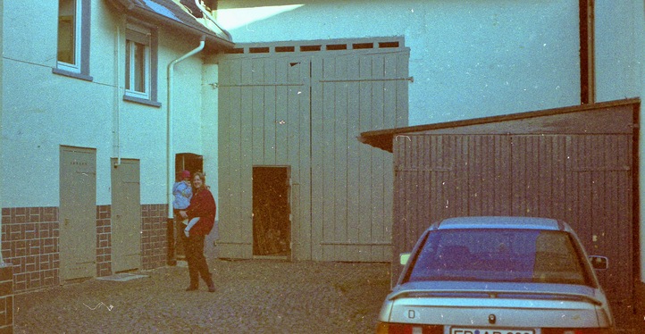 https://lemis.nyc3.digitaloceanspaces.com/grog/Photos/19900601/small/Germany-7.jpeg