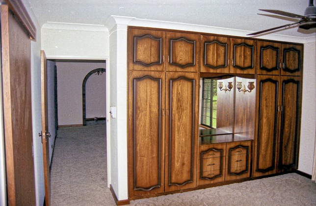 https://lemis.nyc3.digitaloceanspaces.com/grog/Photos/19970717/small/moving-in-4.jpeg
