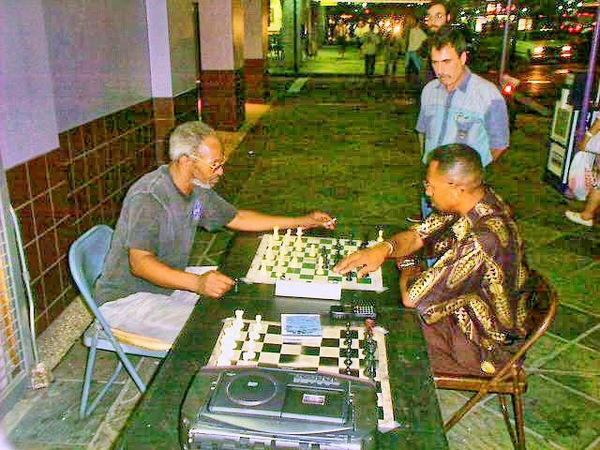 https://lemis.nyc3.digitaloceanspaces.com/grog/Photos/19980619/small/New-Orleans-chess.jpeg