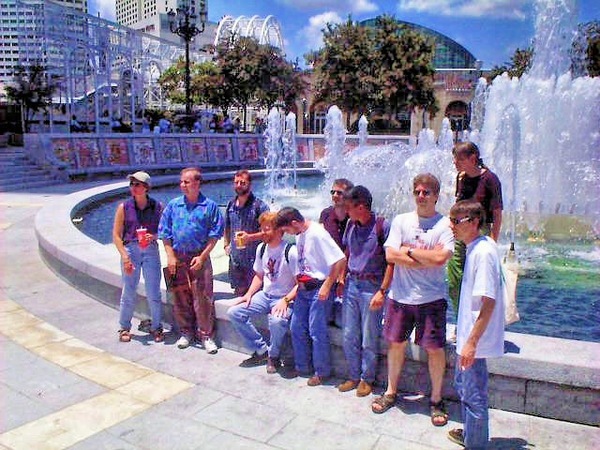 https://lemis.nyc3.digitaloceanspaces.com/grog/Photos/19980619/small/geeks-at-fountain-1.jpeg