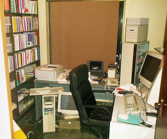 https://lemis.nyc3.digitaloceanspaces.com/grog/Photos/19980701/small/empty-office.jpeg