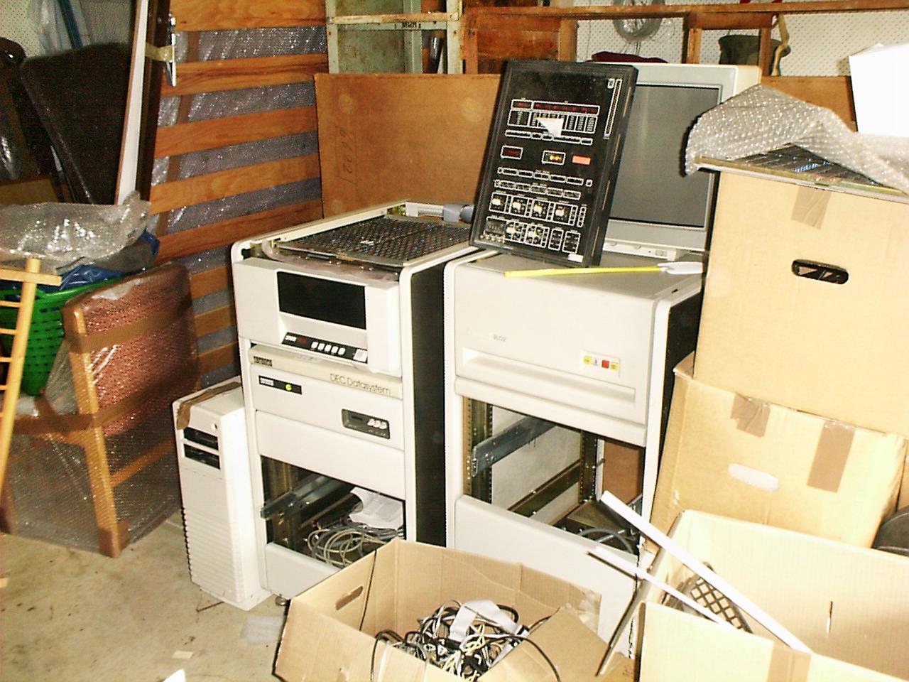 https://lemis.nyc3.digitaloceanspaces.com/grog/Photos/19980805/big/computers-in-shed.jpeg