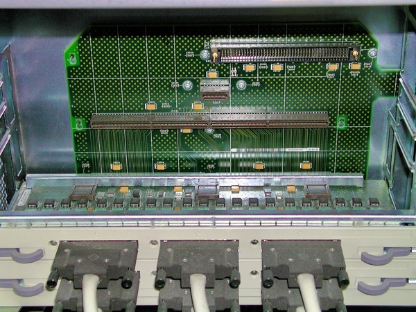 https://lemis.nyc3.digitaloceanspaces.com/grog/Photos/20010206/small/disk-array-0847.jpeg