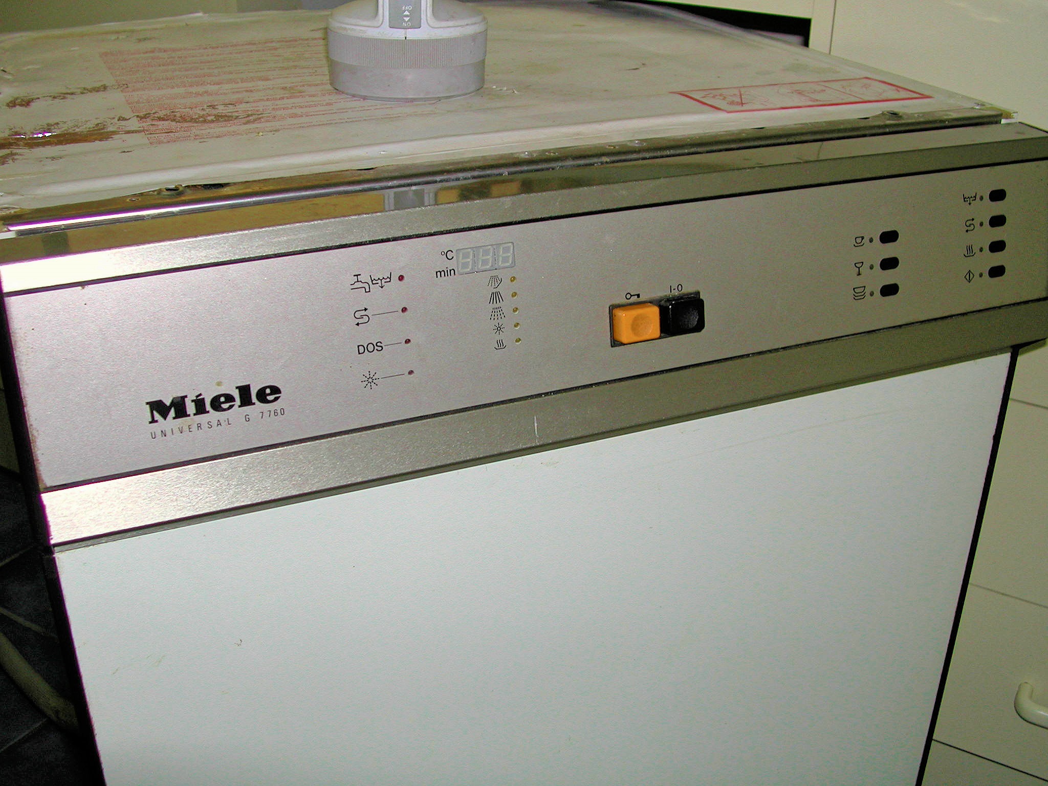 https://lemis.nyc3.digitaloceanspaces.com/grog/Photos/20010522/big/Dish-washer-1.jpeg
