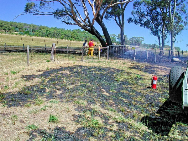 https://lemis.nyc3.digitaloceanspaces.com/grog/Photos/20020131/small/bushfire-1536.jpeg