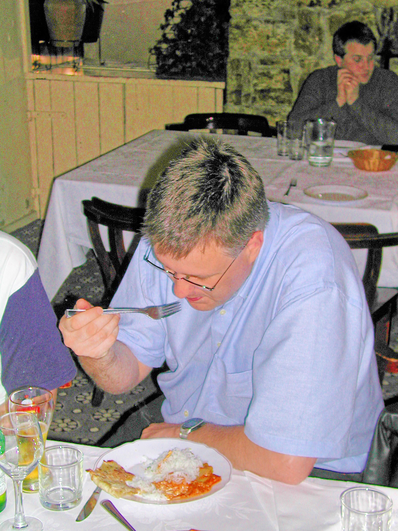 https://lemis.nyc3.digitaloceanspaces.com/grog/Photos/20040901/big/Dinner-10.jpeg