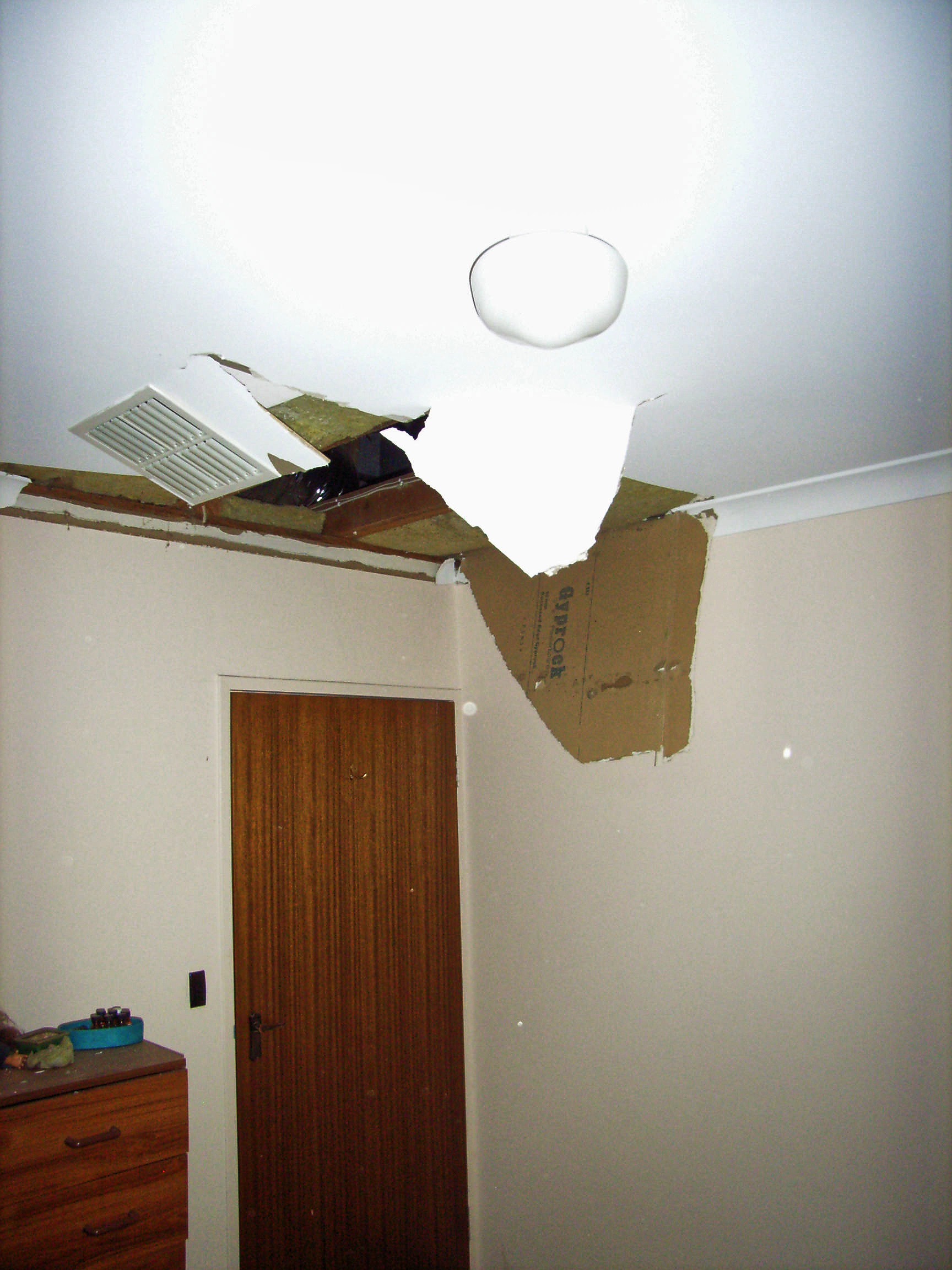 https://lemis.nyc3.digitaloceanspaces.com/grog/Photos/20050813/big/Ceiling-3.jpeg