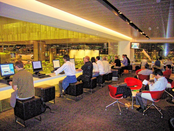 https://lemis.nyc3.digitaloceanspaces.com/grog/Photos/20060311/small/Qantas-club-Singapore-1.jpeg