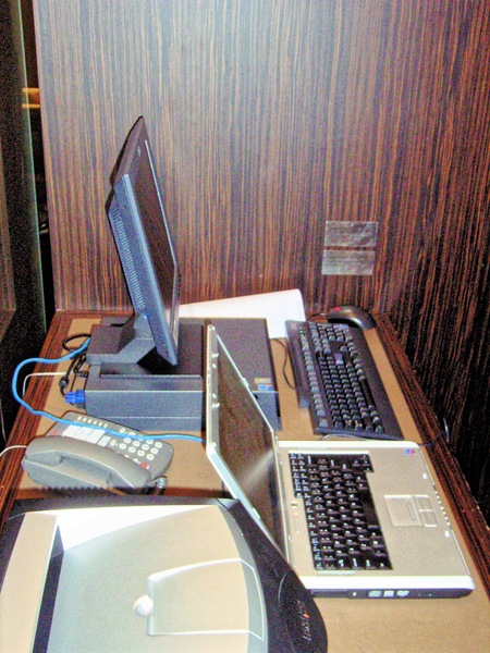https://lemis.nyc3.digitaloceanspaces.com/grog/Photos/20060311/small/Qantas-club-Singapore-2.jpeg