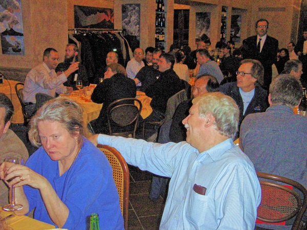 https://lemis.nyc3.digitaloceanspaces.com/grog/Photos/20060315/small/karaoke-54.jpeg