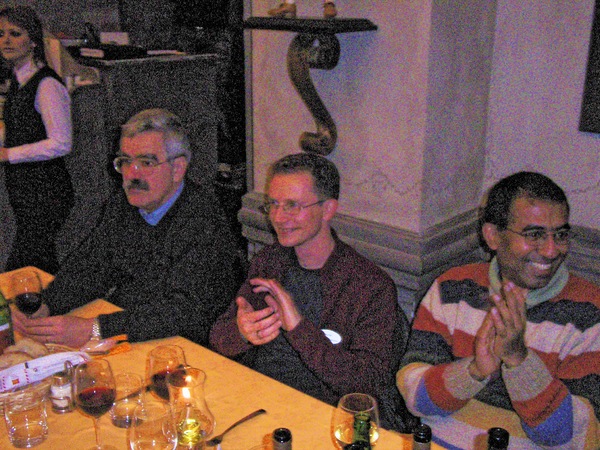 https://lemis.nyc3.digitaloceanspaces.com/grog/Photos/20060315/small/karaoke-55.jpeg