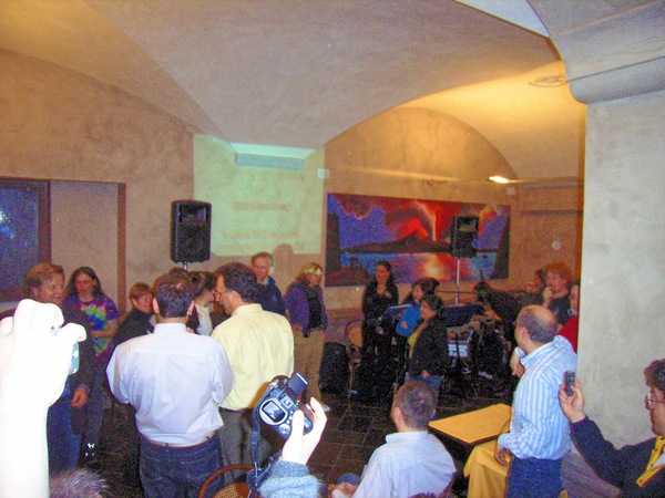 https://lemis.nyc3.digitaloceanspaces.com/grog/Photos/20060315/small/karaoke-58.jpeg