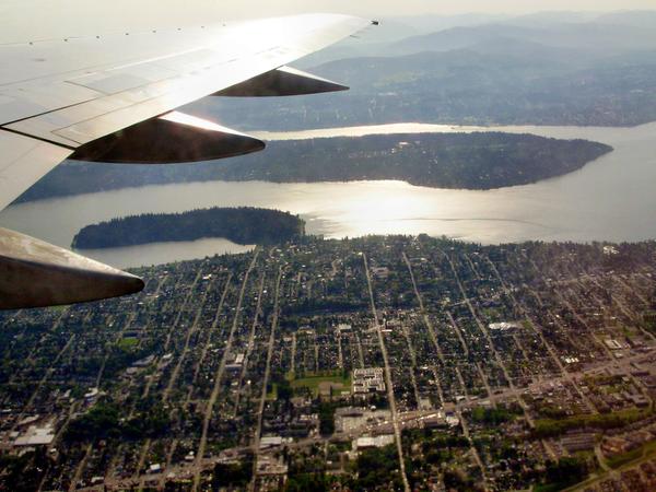 https://lemis.nyc3.digitaloceanspaces.com/grog/Photos/20060510/small/seattle-from-air-1.jpeg