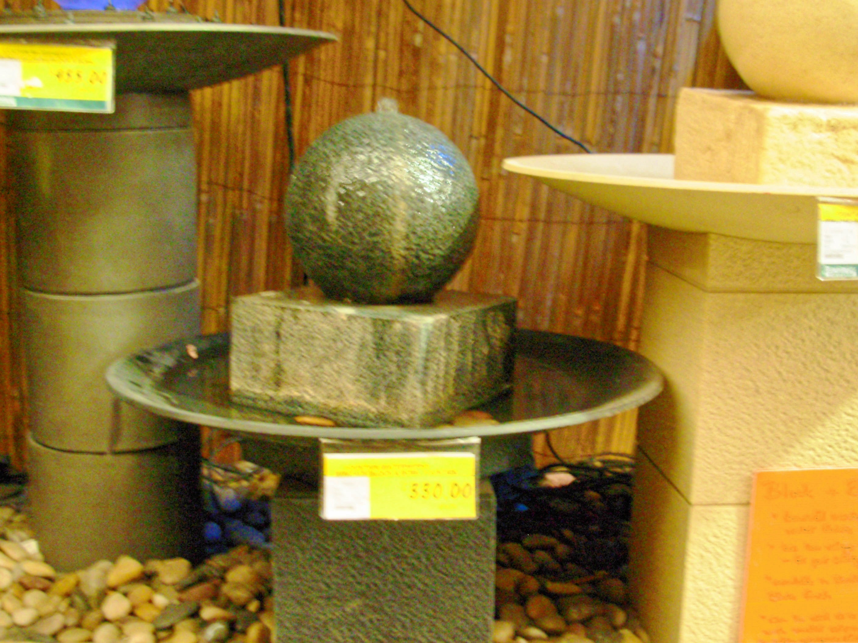 https://lemis.nyc3.digitaloceanspaces.com/grog/Photos/20060721/big/Garden-ornaments-2.jpeg