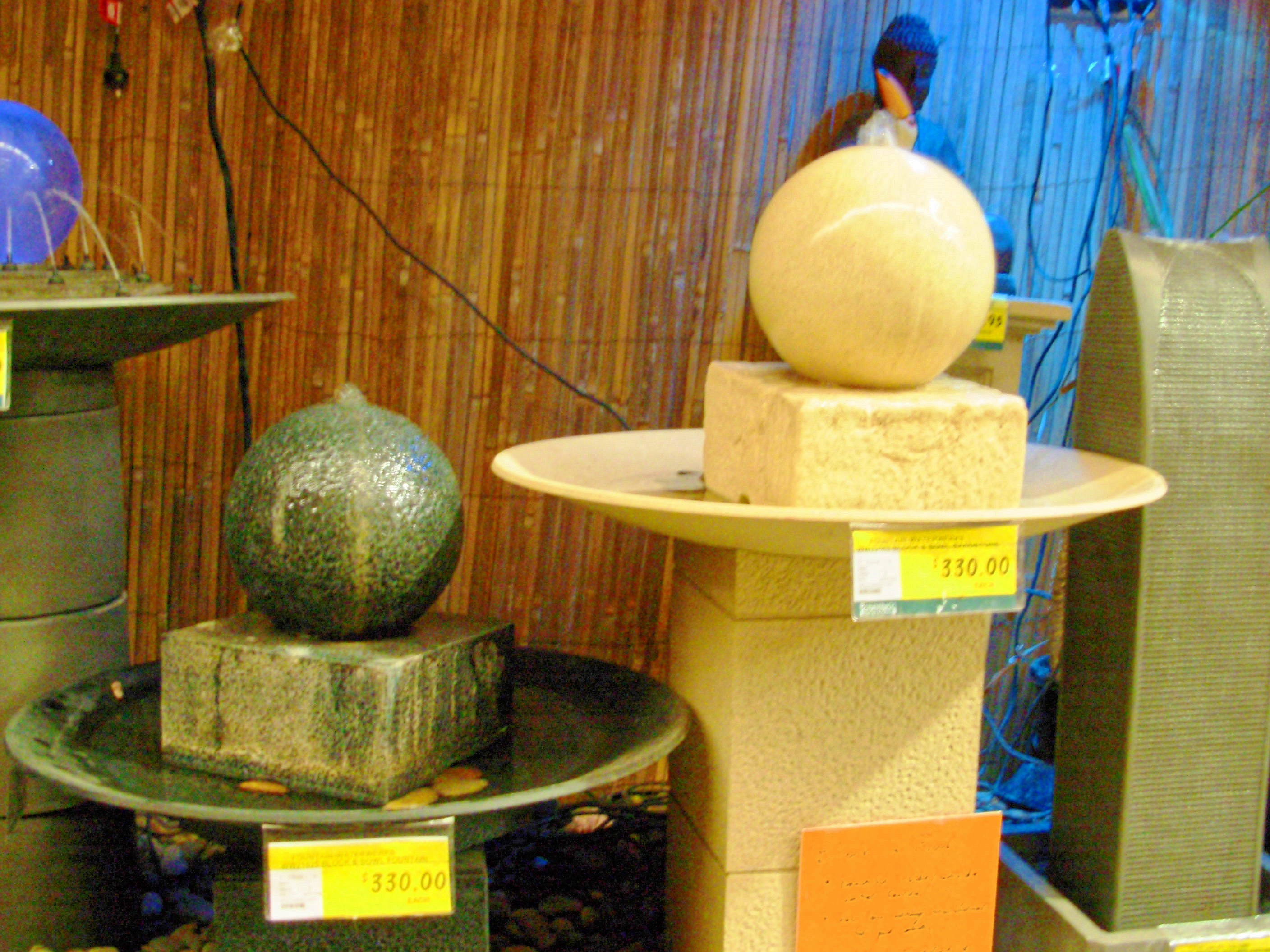 https://lemis.nyc3.digitaloceanspaces.com/grog/Photos/20060721/big/Garden-ornaments-3.jpeg