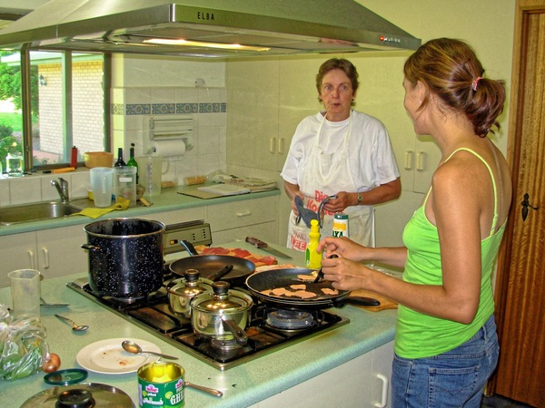 https://lemis.nyc3.digitaloceanspaces.com/grog/Photos/20070219/small/cooking-3.jpeg