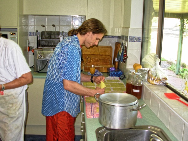 https://lemis.nyc3.digitaloceanspaces.com/grog/Photos/20070219/small/cooking-4.jpeg