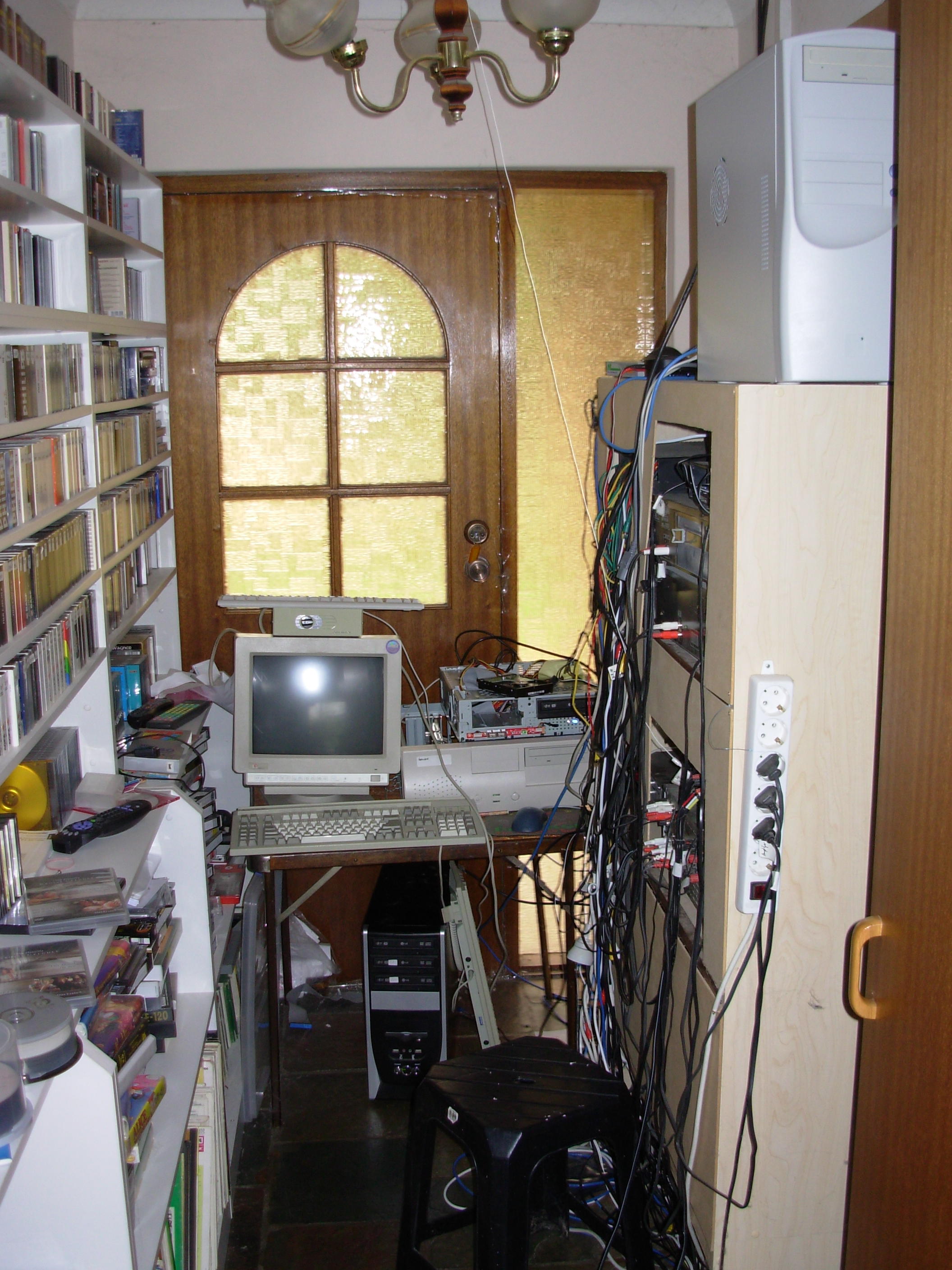 https://lemis.nyc3.digitaloceanspaces.com/grog/Photos/20070311/big/hi-fi-cupboard.jpeg