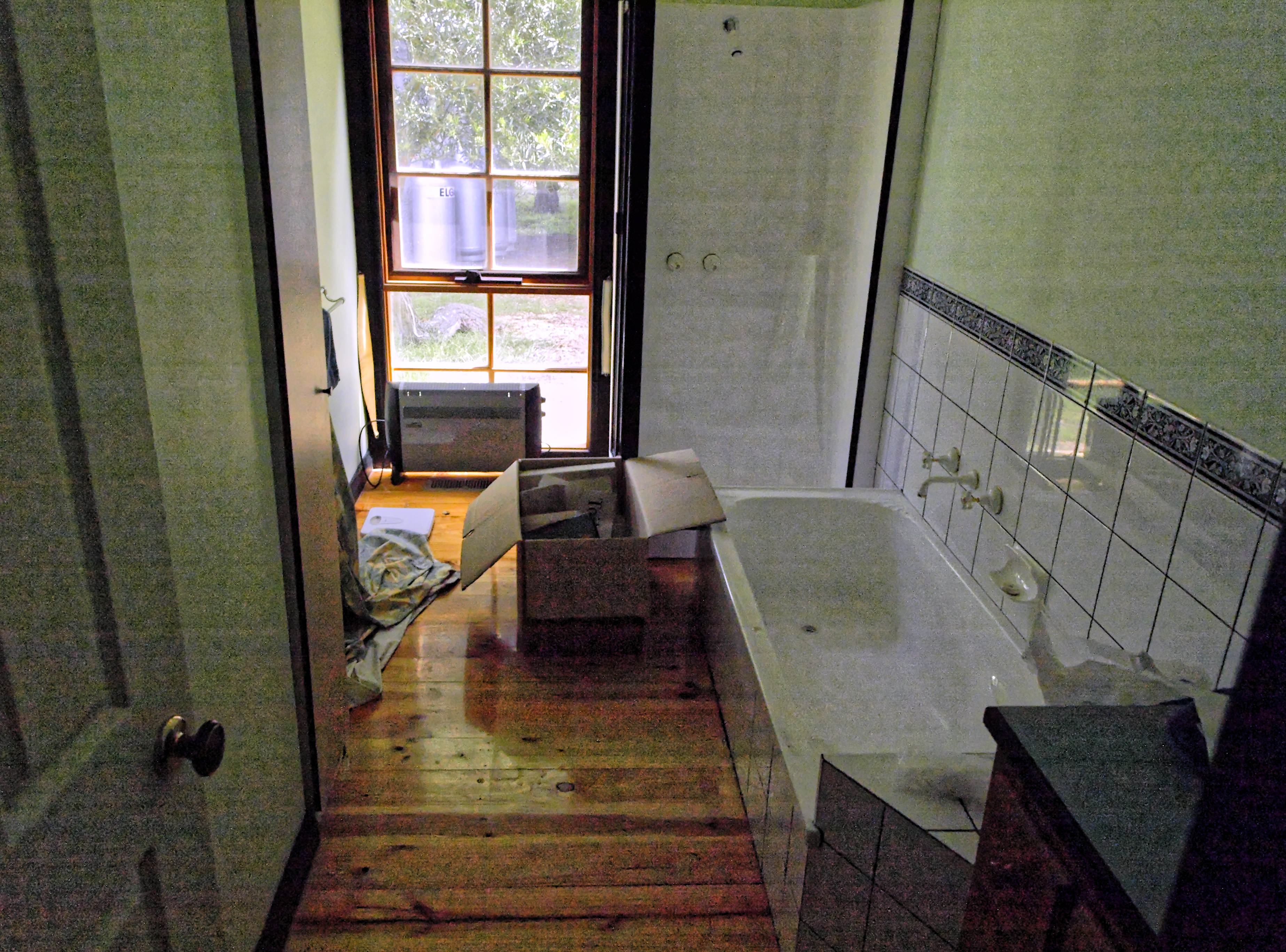 https://lemis.nyc3.digitaloceanspaces.com/grog/Photos/20071009/big/bathroom-PC.jpeg