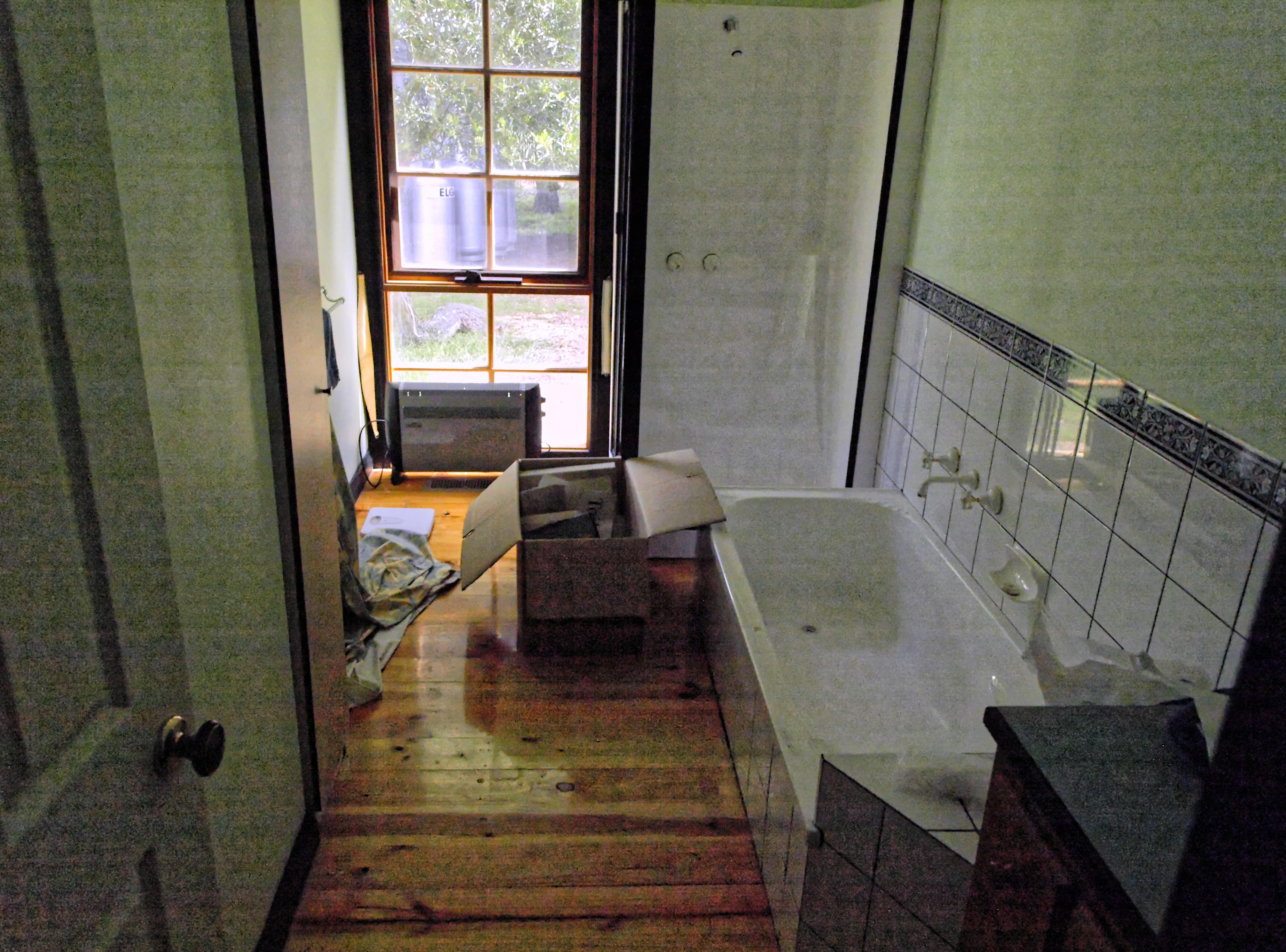 https://lemis.nyc3.digitaloceanspaces.com/grog/Photos/20071009/big/bathroom-old-opt.jpeg