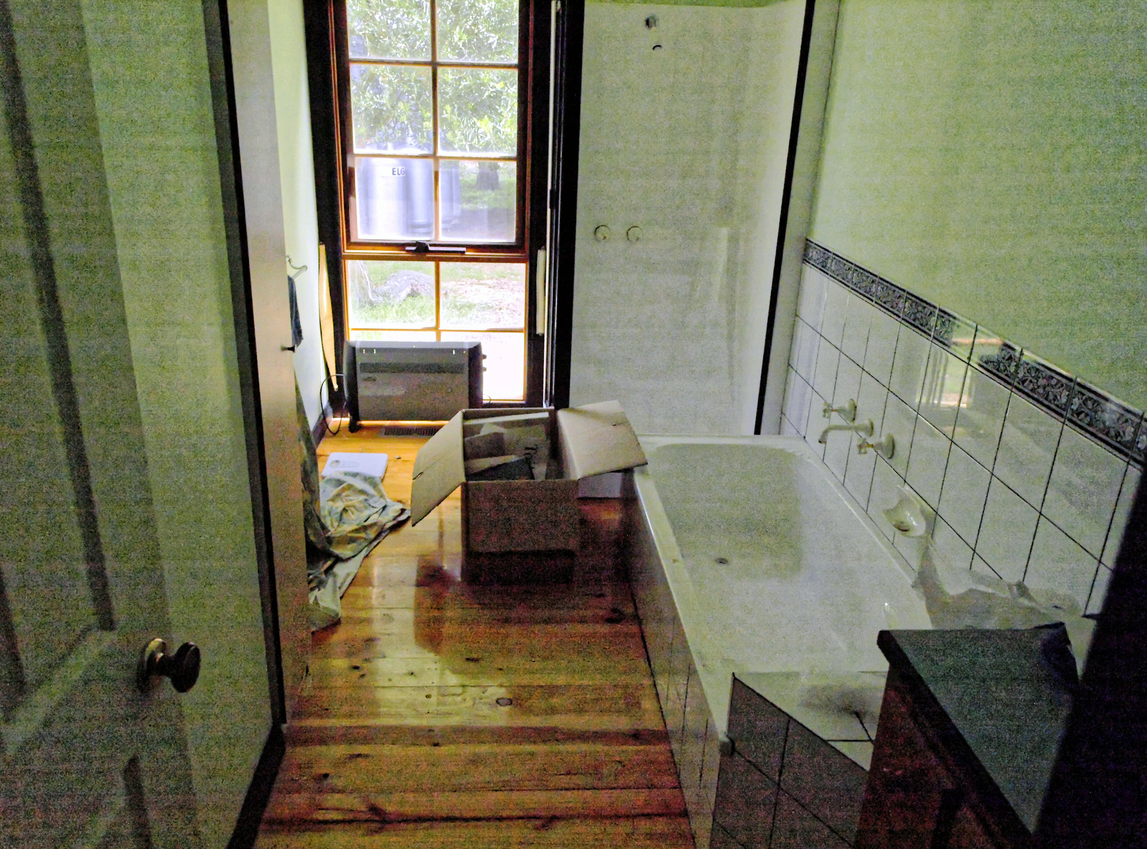 https://lemis.nyc3.digitaloceanspaces.com/grog/Photos/20071009/big/bathroom-old.jpeg