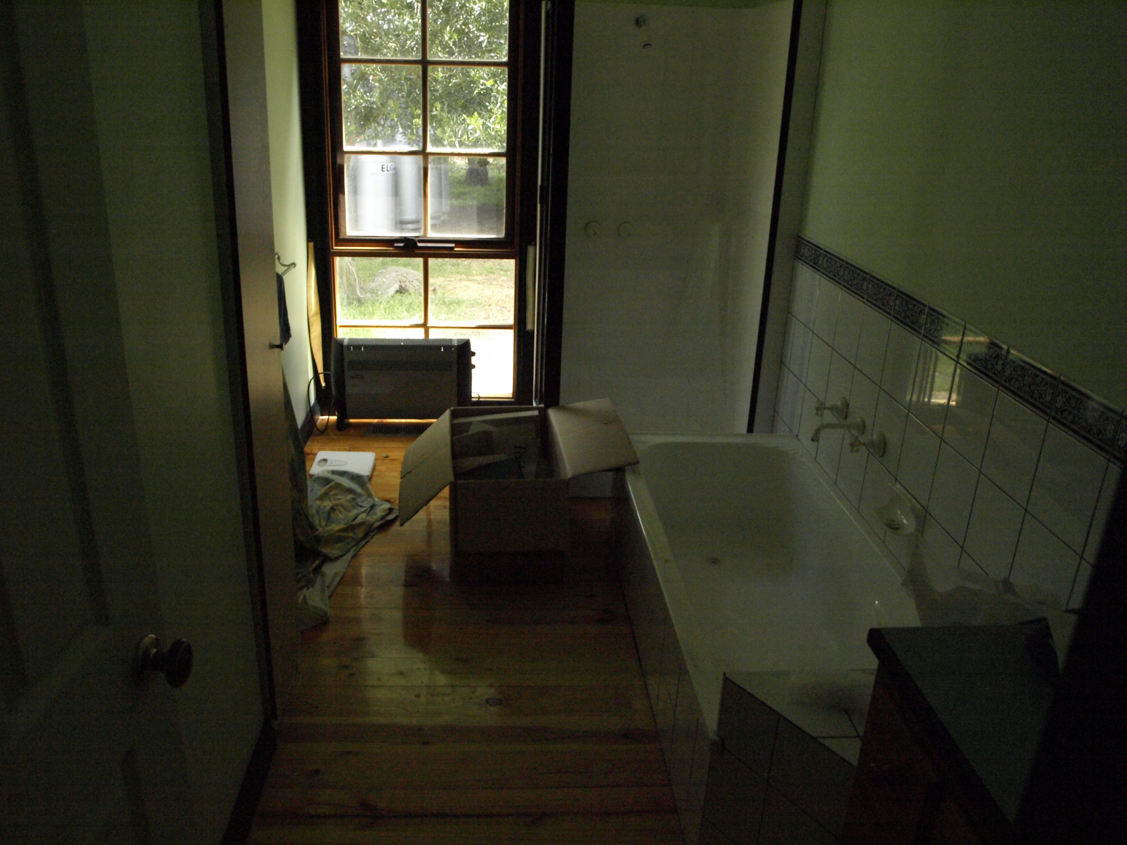 https://lemis.nyc3.digitaloceanspaces.com/grog/Photos/20071009/big/bathroom-orig.jpeg
