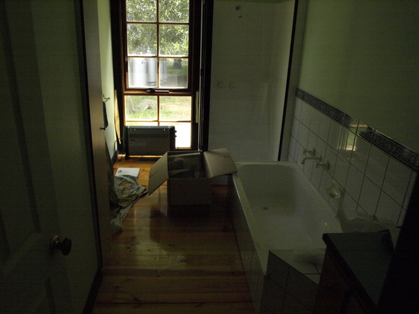 https://lemis.nyc3.digitaloceanspaces.com/grog/Photos/20071009/small/bathroom-orig.jpeg