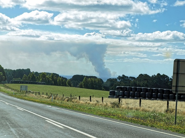 https://lemis.nyc3.digitaloceanspaces.com/grog/Photos/20080301/small/bushfire.jpeg